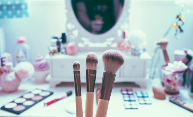 vanity dressing makeup table